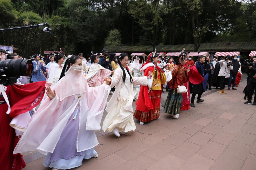 穿汉服日常出行 - 穿汉服去玩应该怎样发说说-第1张图片