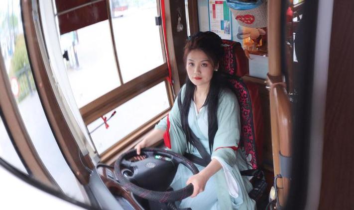 穿汉服出行须知(穿汉服去旅行)-第2张图片 穿汉服出行须知(穿汉服去旅行)-第2张图片
