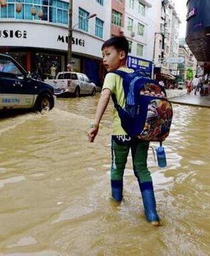 穿雨鞋怎么出行（雨鞋穿着舒服吗）-第3张图片