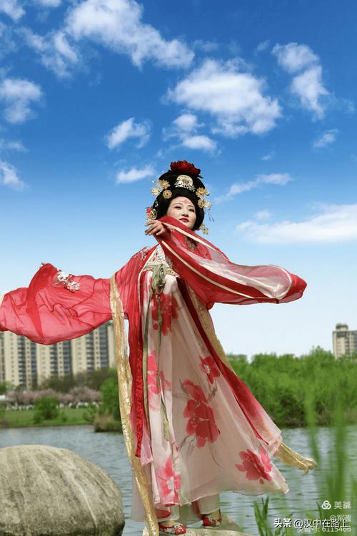 穿古装斗篷出行 - 穿斗篷的古代美女-第6张图片 穿古装斗篷出行 - 穿斗篷的古代美女-第6张图片