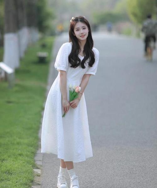 穿白色衣服出行(穿白色的衣服)-第1张图片 穿白色衣服出行(穿白色的衣服)-第1张图片
