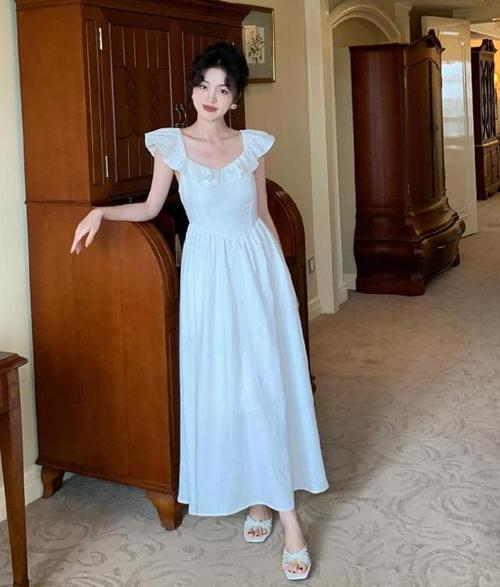 穿白色衣服出行(穿白色的衣服)-第2张图片 穿白色衣服出行(穿白色的衣服)-第2张图片