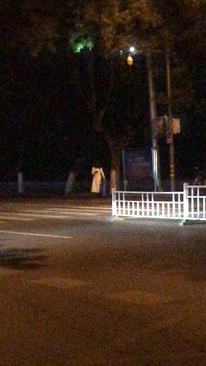 穿白色衣服出行(穿白色的衣服)-第6张图片 穿白色衣服出行(穿白色的衣服)-第6张图片